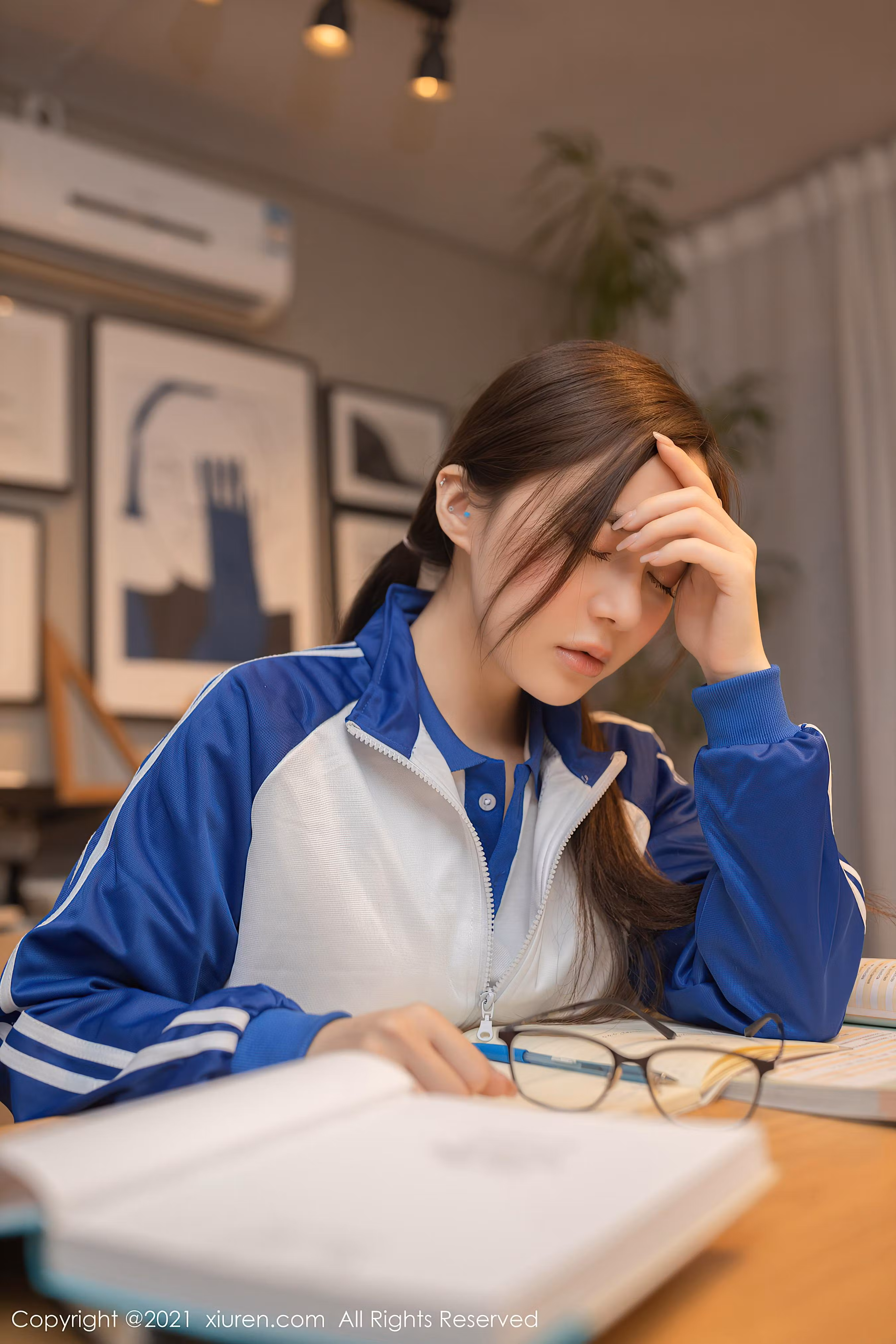 低马尾齐刘海神态无辜顺从清纯女性模特